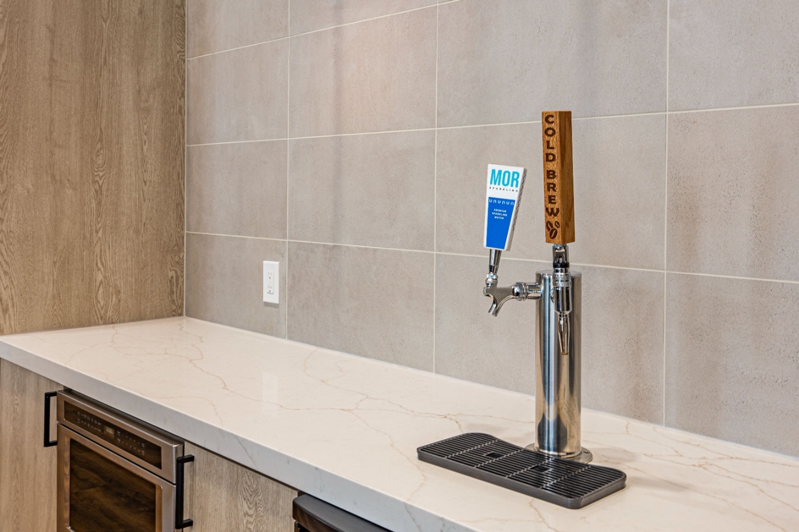 Clubhouse tap room featuring drink taps and bar area